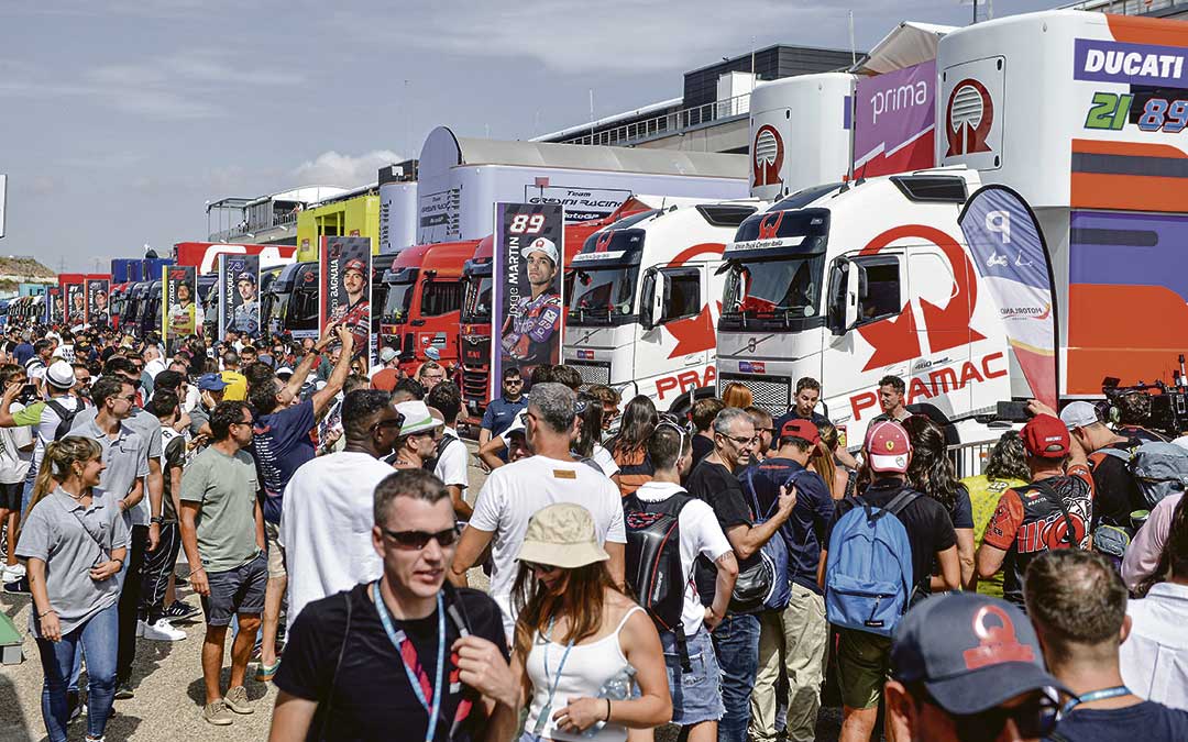 Ambiente de domingo en el paddock. A la derecha, junto a Pramac, Jorge Lorenzo y Pol Espargaró comentan para DAZN./ La COMARCA