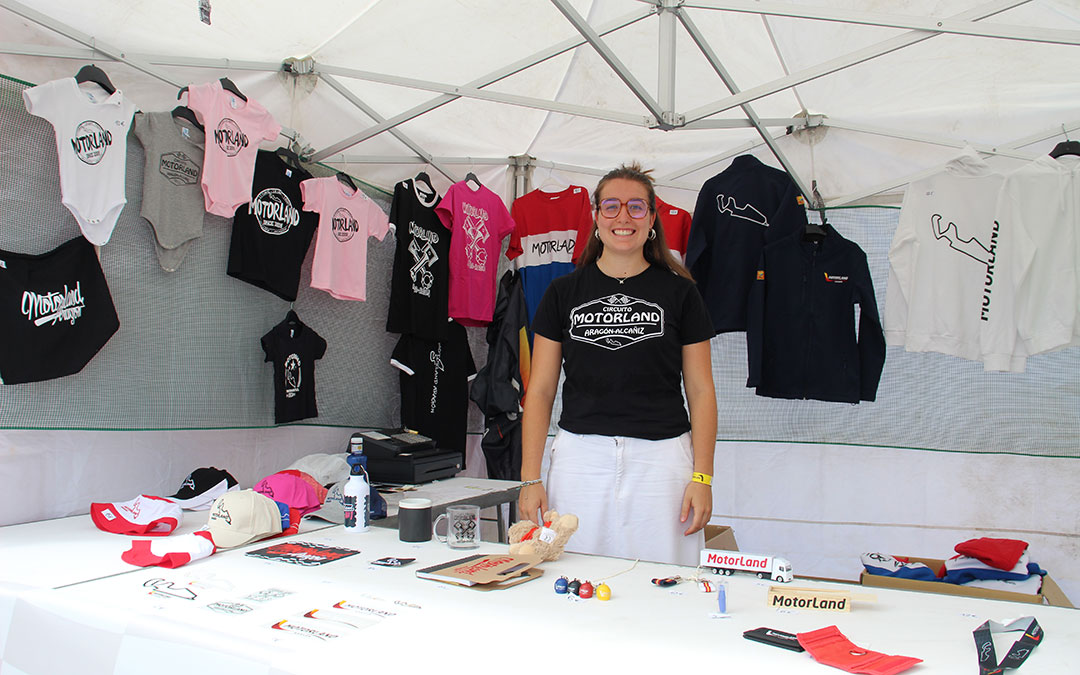 Marta Gascón atendiendo el stand de Motorland. / B. Severino