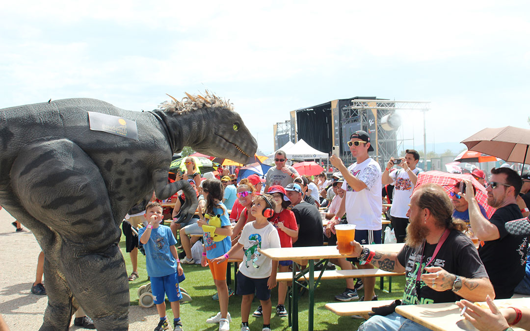 El T-Rex de Dinópolis causó sensación en cada aparición. / B. Severino