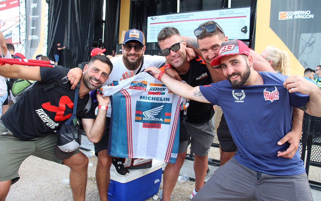 Manuel Antolí (dcha) y sus amigos con la camiseta de hace más de 25 años que viajó desde Palencia y que les firmó Crivillé. / B. Severino