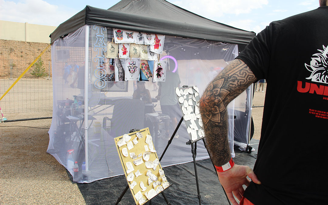 Tatuador gratis en el Fan Festival. / B. Severino