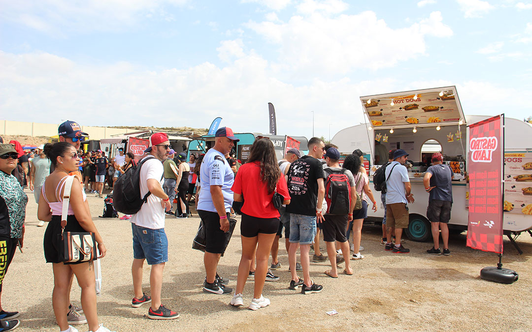 Filas en las foodtrucks del Fan Festival el sábado. / B. Severino