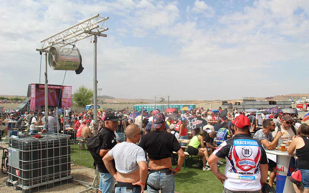 En busca de los difusores de agua en el Pit Stop. / B. Severino