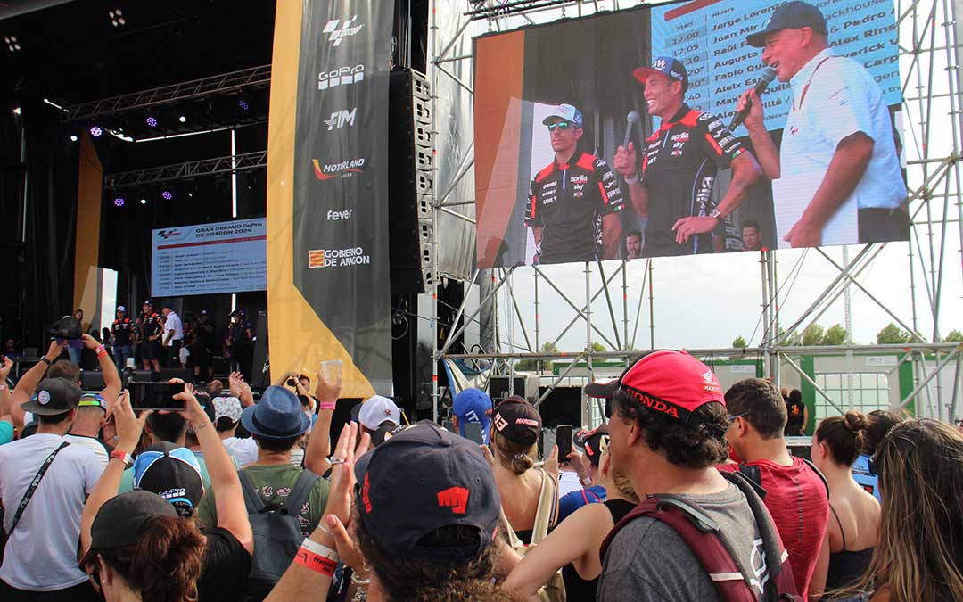 Aleix Espargaró y Maverick Viñales en el Fan Festival. / B. Severino