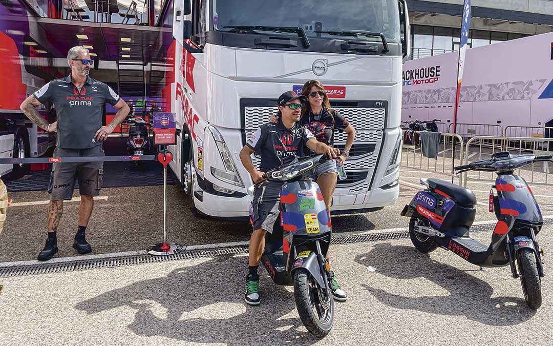 Foto con Morbidelli en su scooter en el paddock. / María Celiméndiz