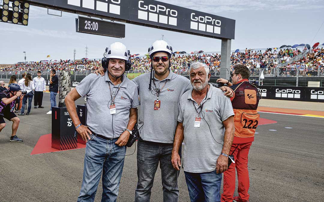 El personal local, fundamental en MotoGP. Al fondo, los trofeos. / La Comarca