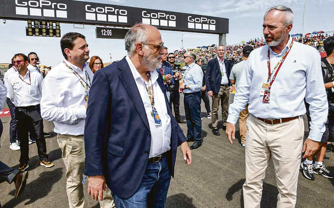 El presidente de La Liga, Javier Tebas, con barba igual que Azcón, con quien conversa delante del alcalde de Alcañiz. / Ayto. Alcañiz