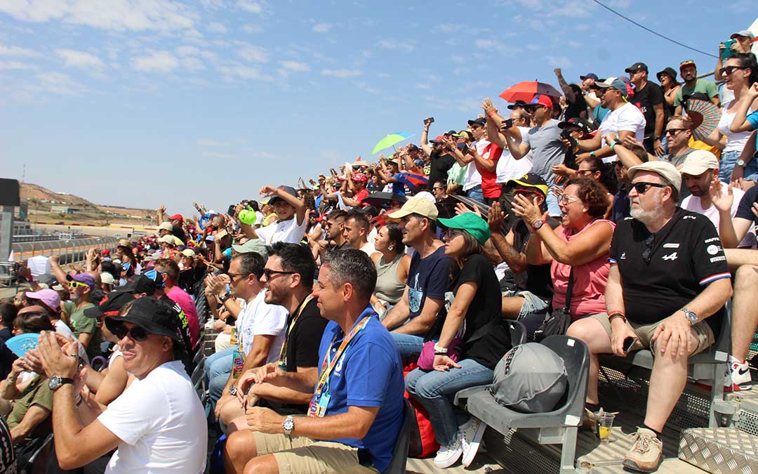 Público animando en la última de todas las carreras con Márquez ya coronado ganador. / B. Severino