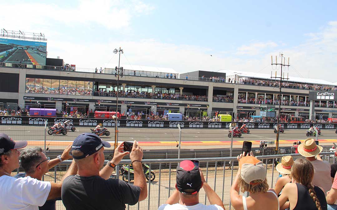 Móviles en alto para registrar la salida de MotoGP el domingo desde la Grada 1 frente a boxes. / B. Severino