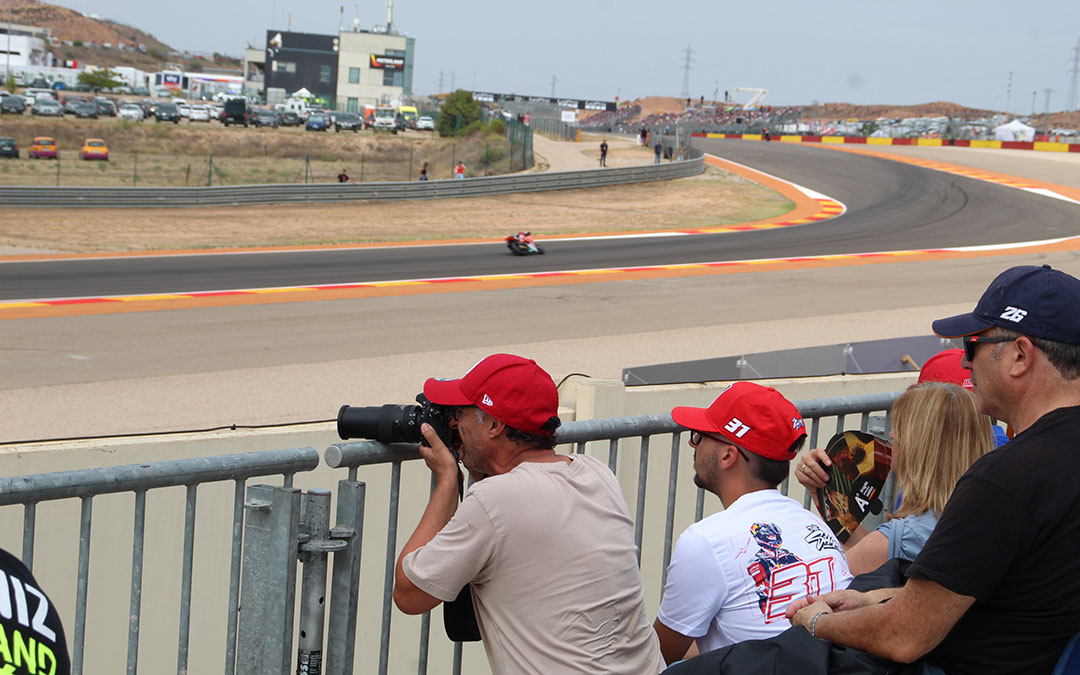 La posición de la Grada 7 ofrece buenas vistas y tumbadas de pilotos que fotografiar. / B. Severino