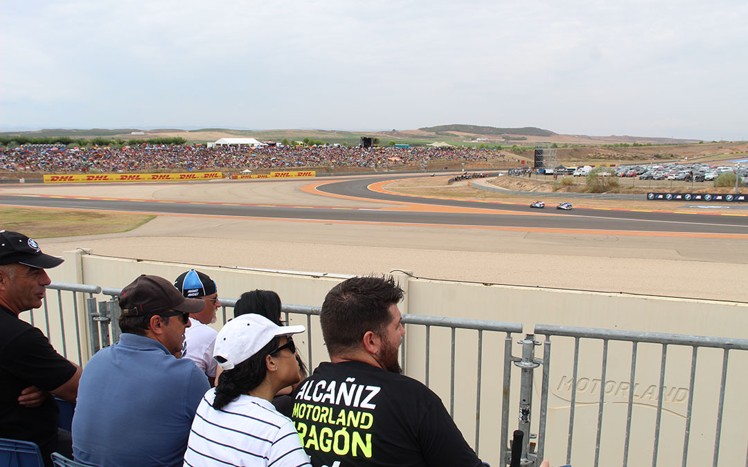 Desde la 7 se ve la pelouse 6 y a los pilotos tomando la curva tras la recta de un kilómetro. / B. Severino