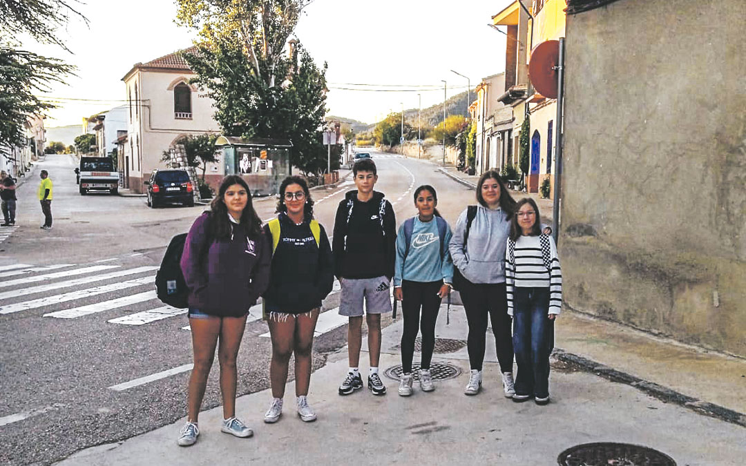Seis de los siete alumnos de Torrevelilla que se desplazan al IES Bajo Aragón./ José Luis Boix