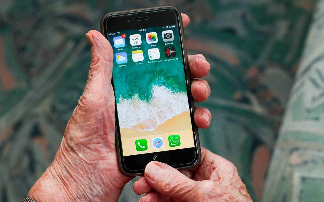 Imagen de recurso de una anciana con un teléfono móvil./ Pixabay.
