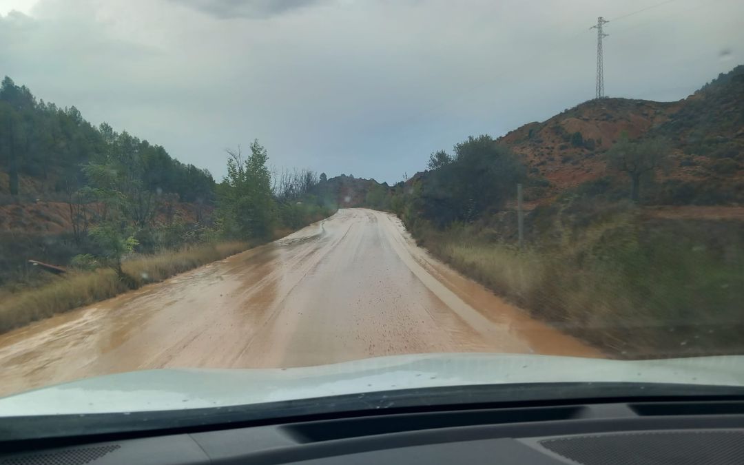 Barrancos colindantes a la pista minera de Ariño desprendieron agua, tierra y barro./ C.R.