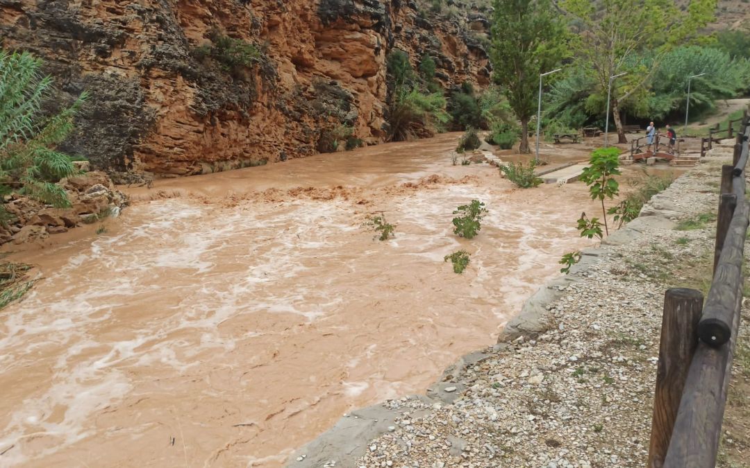 El municipio de Ariño registró este martes una nueva subida del río Martín. En la imagen, el manantial de Los Baños completamente inundado./ Sergio Ayuso.