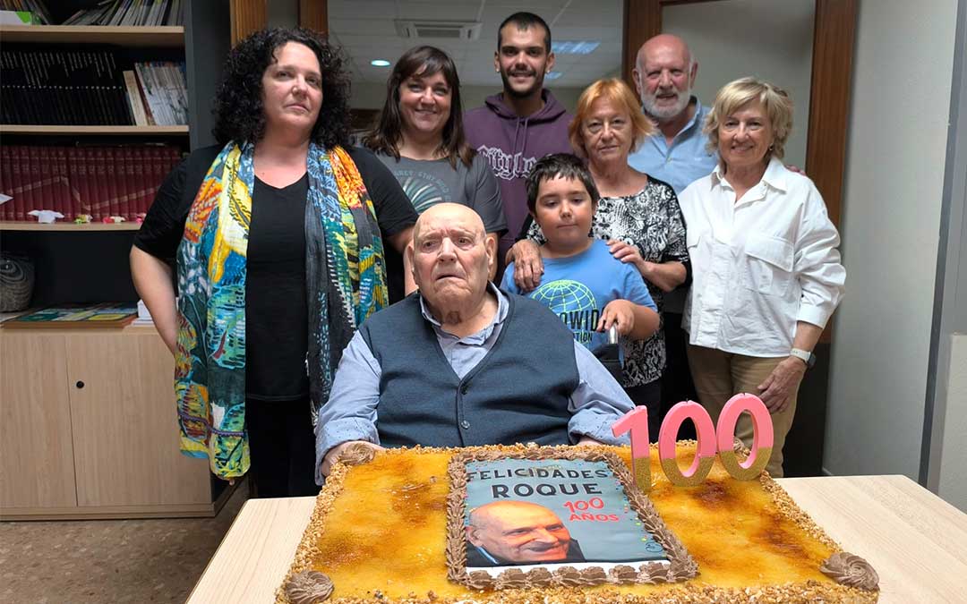 Roque Lahoz Marín, vecino más longevo de Ariño, junto a su familia celebrando sus 100 años./ Ayto.