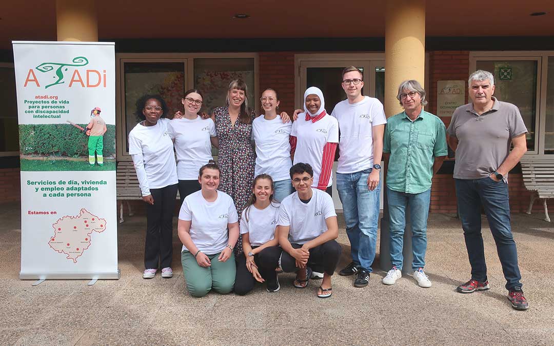Los ocho jóvenes voluntarios, el día de la bienvenida por parte del equipo y directiva de ATADI. Llegan a través del Cuerpo Europeo de Solidaridad. / ATADI