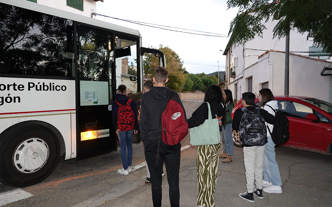 Los estudiantes de La Ginebrosa pasan 40 minutos más en el autobús./ Asociación Cultural La Tarayola