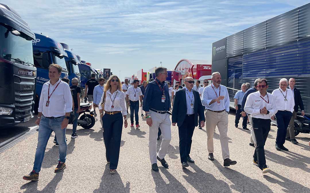 Azcón, Blasco y otras autoridades en el paddock de Motorland durante el último Gran Premio / M. Celimendiz