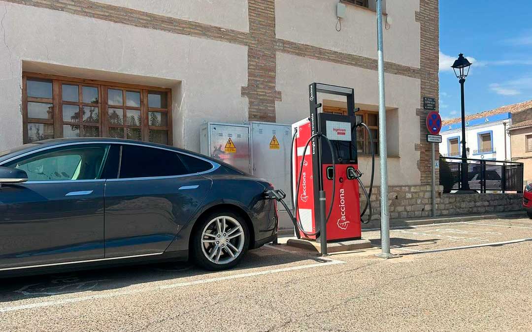 Punto de recarga del poste de Azaila en la plaza Antonio Beltrán junto a la carretera N-232. / Ayto. Azaila