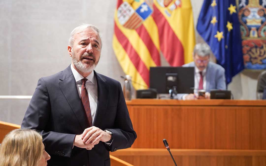Azcón durante su intevención de este viernes en las Cortes de Aragón./ DGA