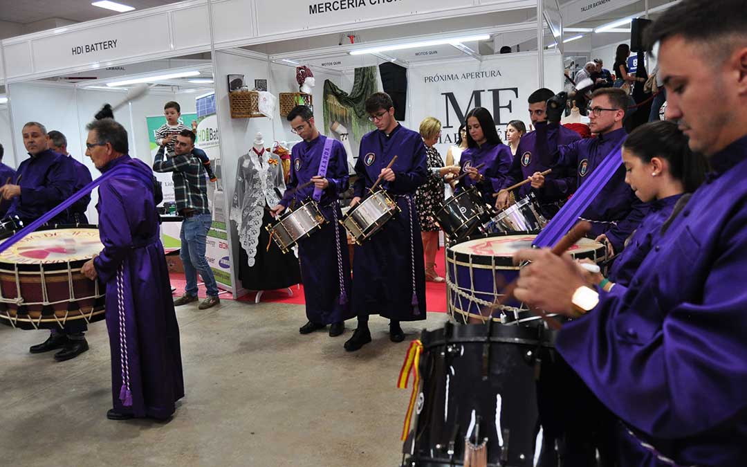 La inauguración ha contado con una exhibición de los tambores y bombos de Calanda./ J.L.