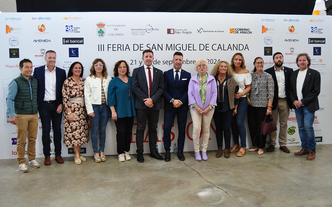 Foto de familia de los representantes del consistorio y el Embajador del Melocotón de Calanda./ J.L.
