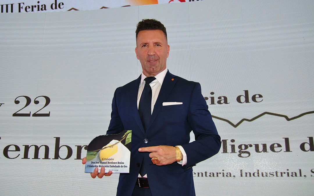 Manel Berdonce junto a la placa conmemorativa como Embajador del Melocotón Embolsado de Oro de Calanda./ J.L.