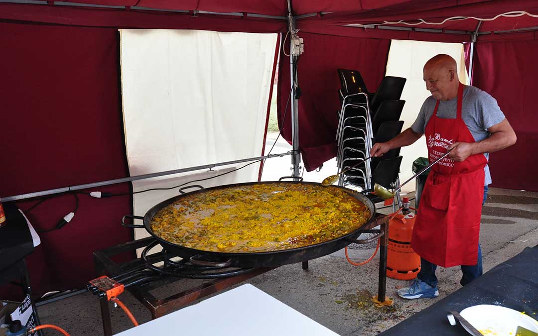 Se ha celebrado una comida popular en una carpa anexa al pabellón de ferias./ J.L.