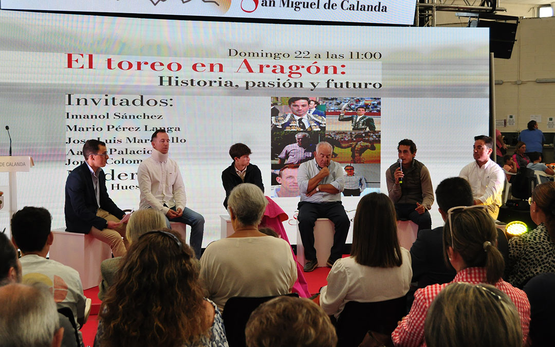 La jornada se ha iniciado con una tertulia sobre el toreo en Aragón./ J.L.