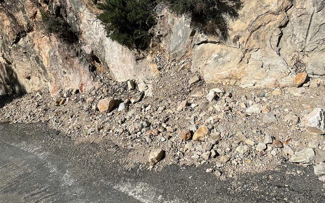 El muro desprendido en el acceso a Pitarque pone en peligro a los conductores./ Rosario García