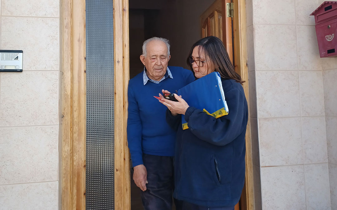 La cartera de Berge ofreciendo el servicio 'Correos Cash'./ Correos
