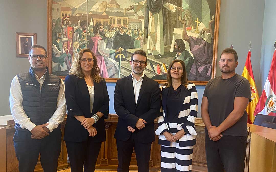 Autoridades caspolinas junto al Director de Comercio, Ferias y Artesanía este viernes en el Salón de Plenos del Ayuntamiento. / A.Z