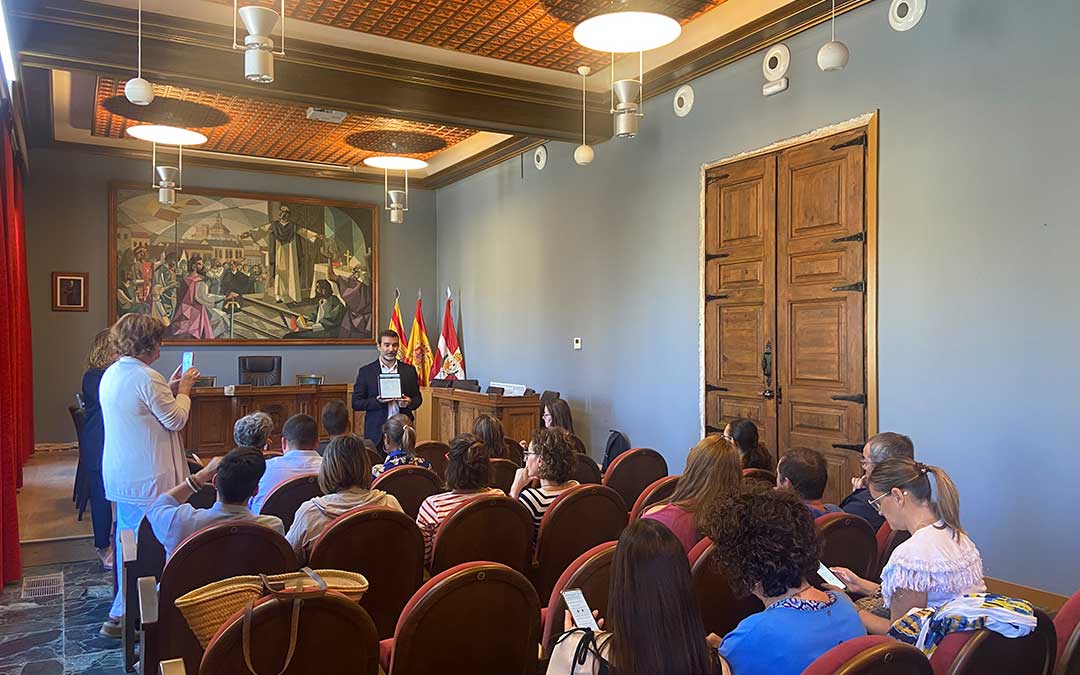 Reunión del director general de Comercio, Ferias y Artesanía con los comerciantes caspolinos./ A.Z.
