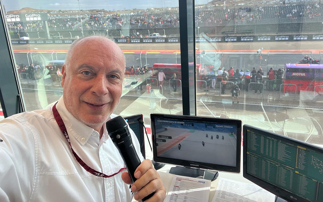 El speaker Cesc Vila en Motorland Aragón durante el Gran Premio de MotoGP de 2024./ Cesc Vila