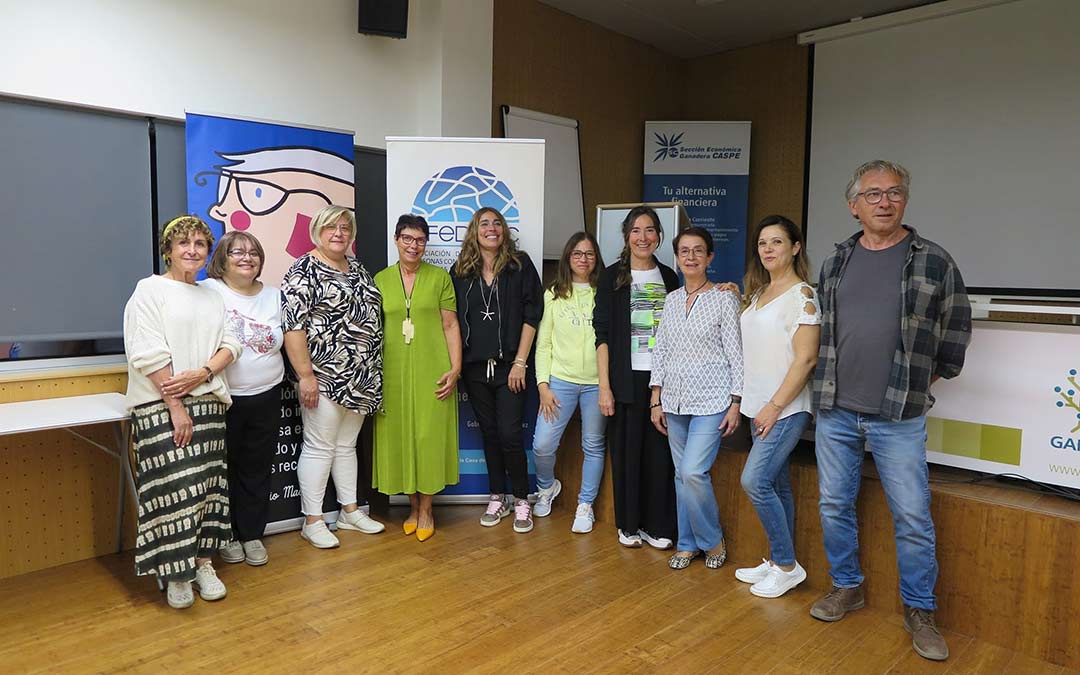 Miembros de AFEDACC y ponentes durante la charla del viernes en Caspe./AFEDACC