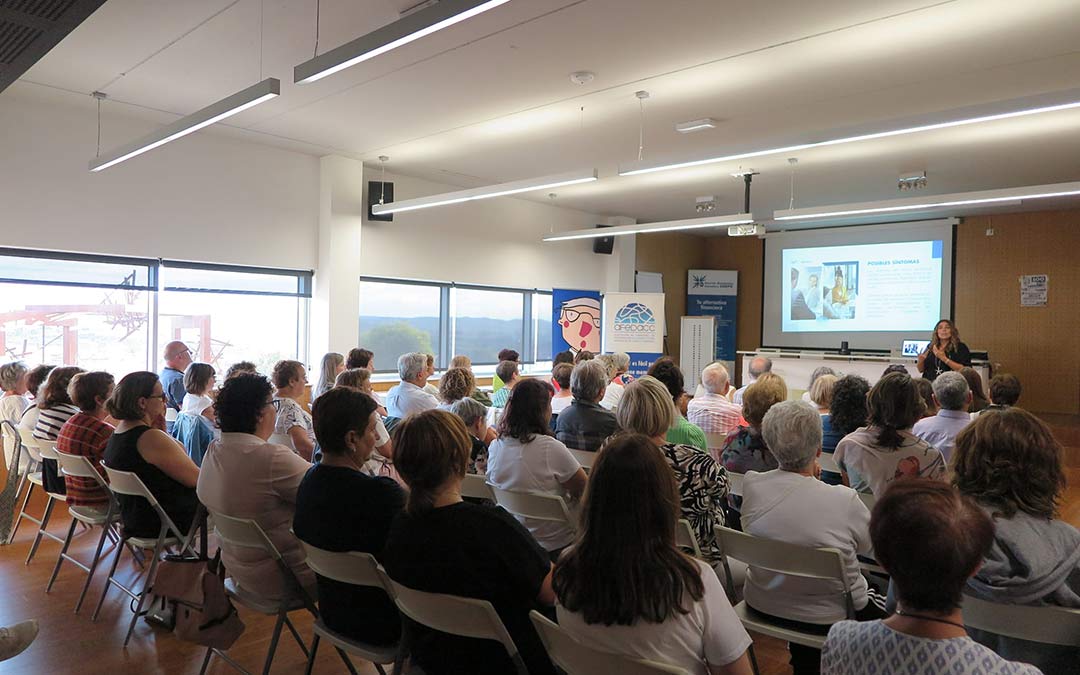 Charla en el marco de las Jornadas de sensibilización organizadas por AFEDACC en Caspe, “Prevención y gestión del estrés”./Facebook AFEDACC