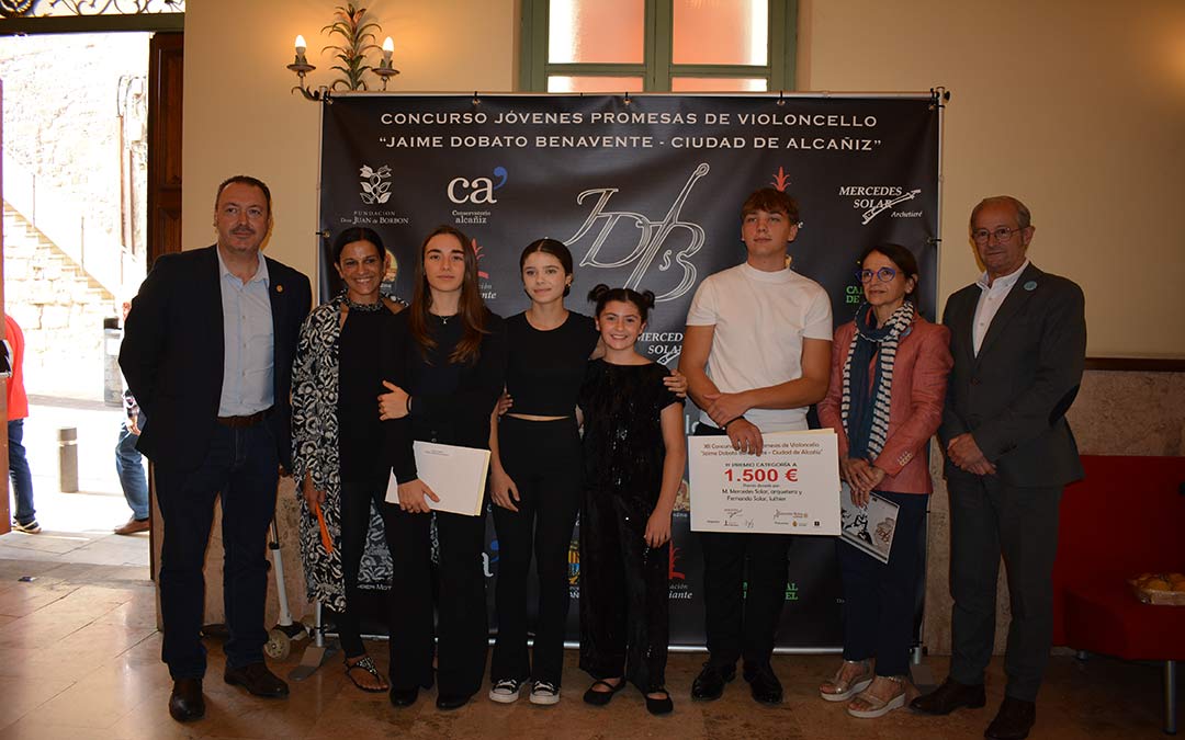 Los jóvenes ganadores de cada categoría y autoridades./I.M.