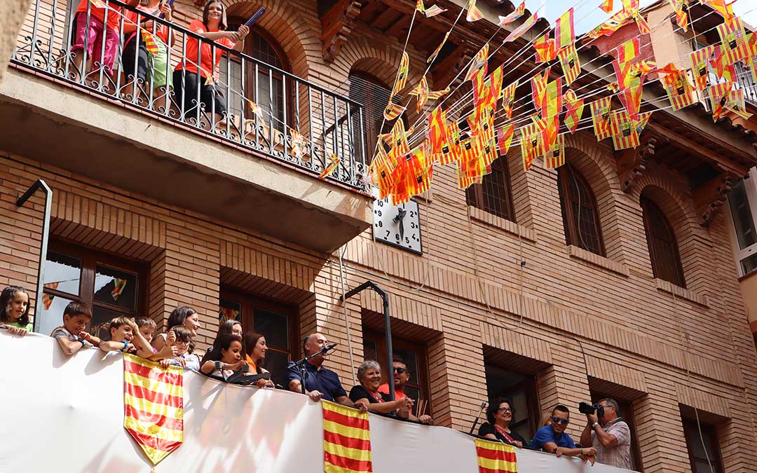 El alcalde, Miguel Iranzo junto a los Majos y Majas y parte de la corporación municipal. / A.Z