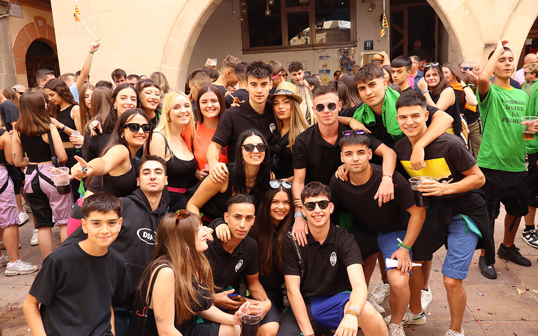 Foto de grupo de una de las peñas en el chupinazo inicial. / A.Z