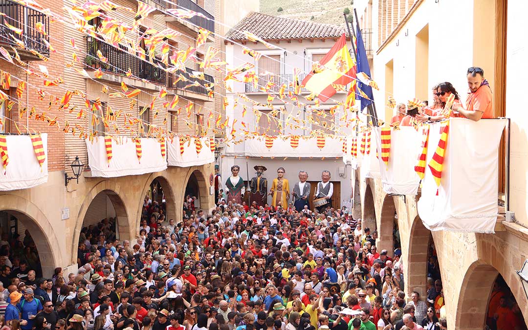 La plaza de los Arcos a rebosar para dar inicio a las fiestas patronales./ A.Z.