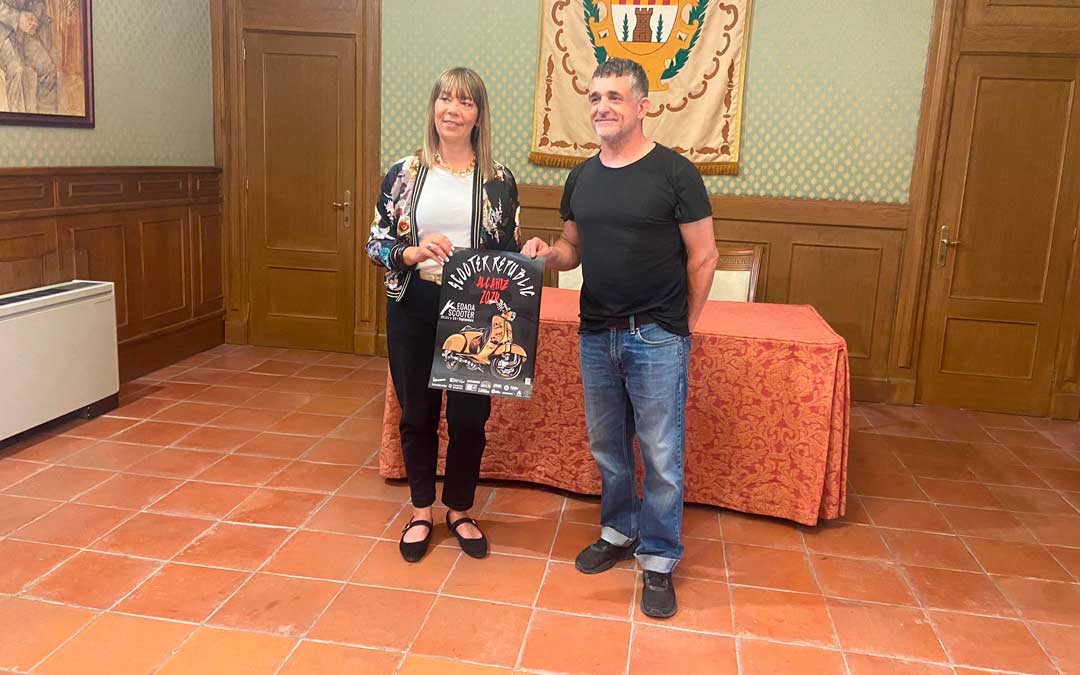 El impulsor Toño Rapa, junto a la concejal de Turismo, Belén Adán./ M.M.R.