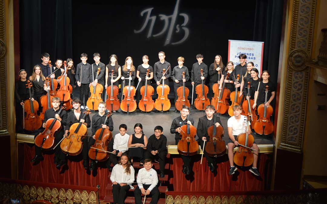 Participantes de la duodécima edición del concurso posando en el Teatro de Alcañiz. CABRIANTE