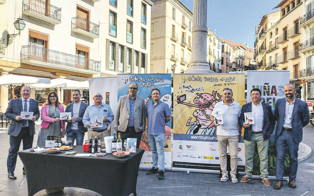 Presentación de la nueva edición en la plaza del Torico./ APTET