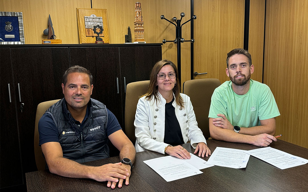 El concejal de Deportes, Ramón Repollés; la alcaldesa Ana Jarque; y el campeón caspolino Abel Mustieles; en la firma del convenio./ Ayto. Caspe