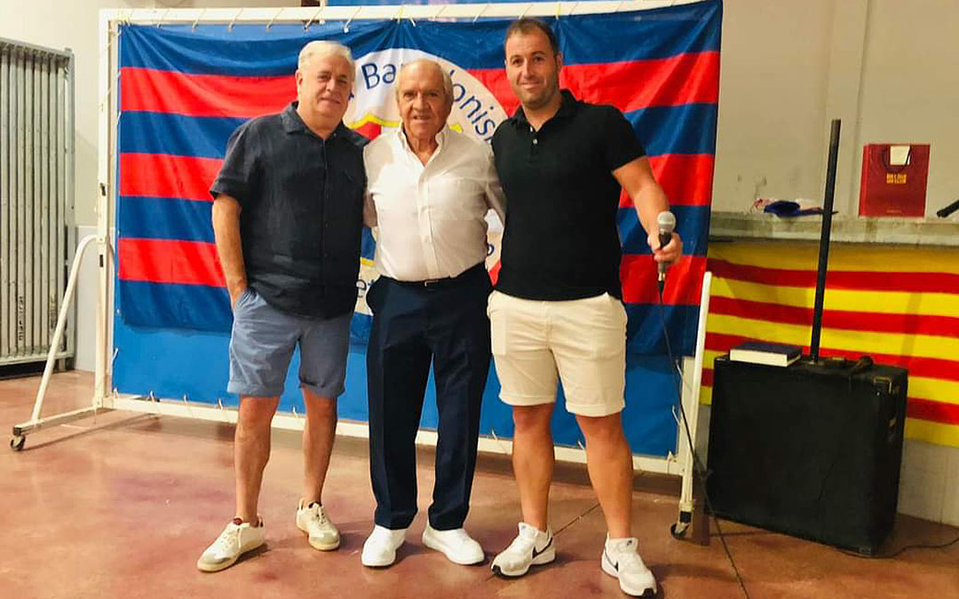 El ex-futbolista del F.C. Barcelona Rafael Zuviria, junto al alcalde de Cretas, Fernando Camps y el presidente de la Peña Barcelonista de Cretas - Queretes, Sergi Manero./ Peña Barcelonista Cretas
