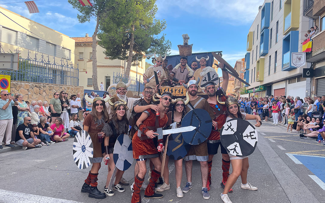 Vikingos junto a su barco./ S.F.