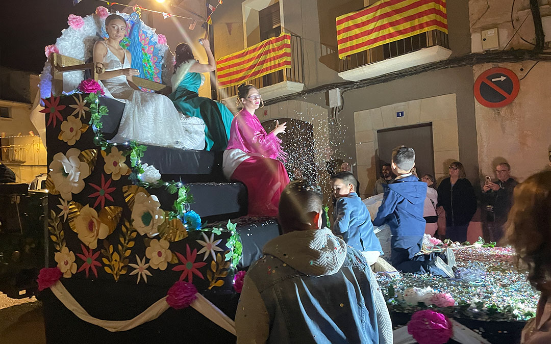 Desfile de carrozas Valjunquera 2024./ S.F.