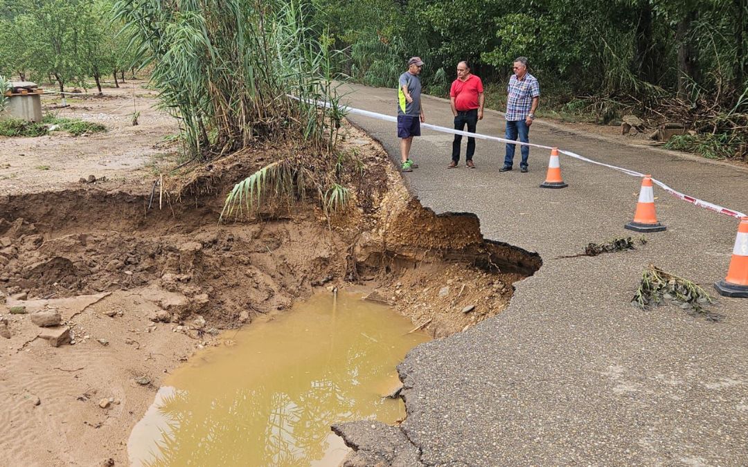 Visita del diputado Rafael Samper este martes a los destrozos de las últimas tormentas en Albalate del Arzobispo./ DPT