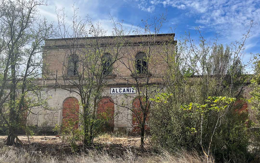 Edificio de la antigua estación de tren de Alcañiz, construido a finales del siglo XIX / L. Castel